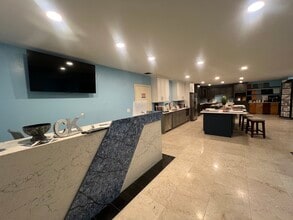 7704 W Hillsborough Ave, Tampa, FL à louer Photo intérieure– Image 1 sur 22