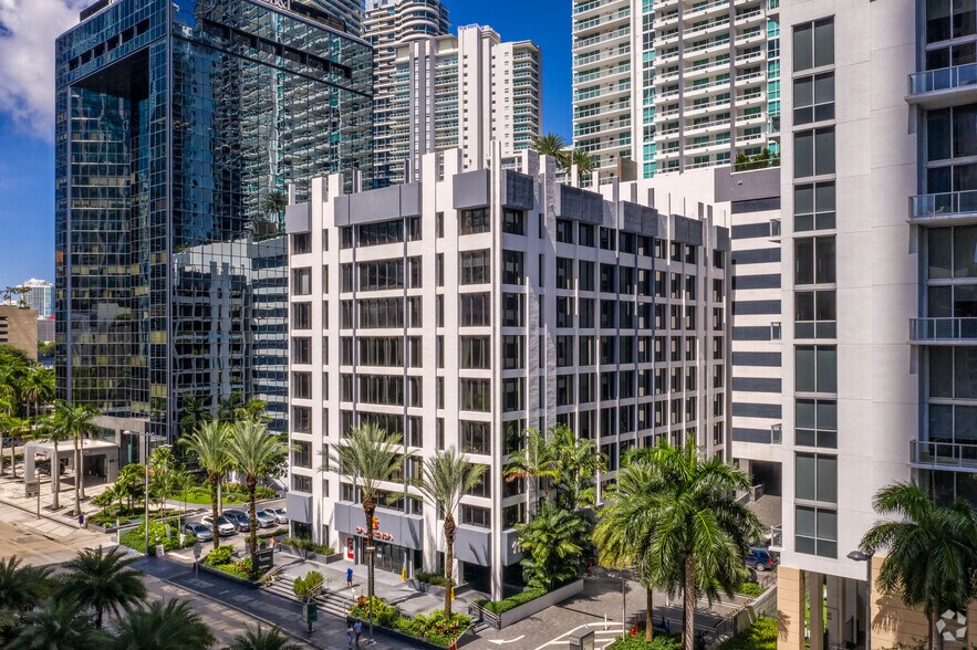 1110 Brickell Ave, Miami, FL à louer - Photo de l’immeuble – Image 3 sur 9