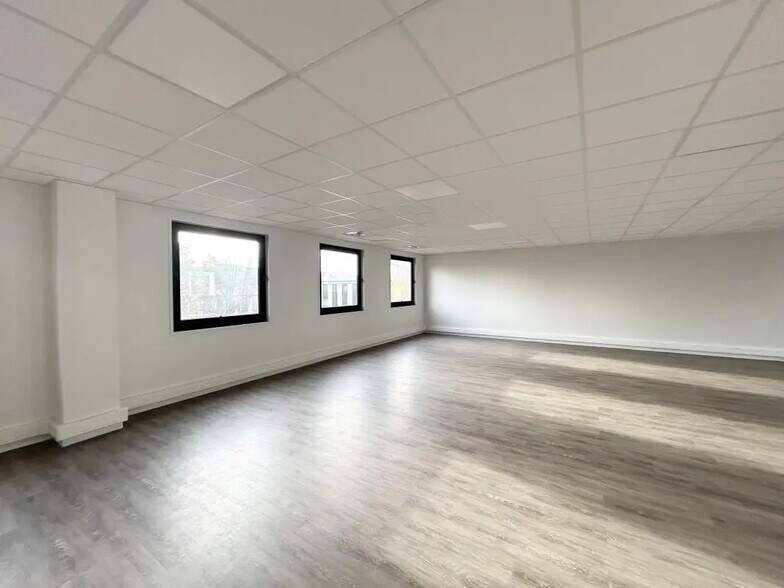 1-6 Rue Des Vergers, Limonest à louer - Photo de l’immeuble – Image 3 sur 33
