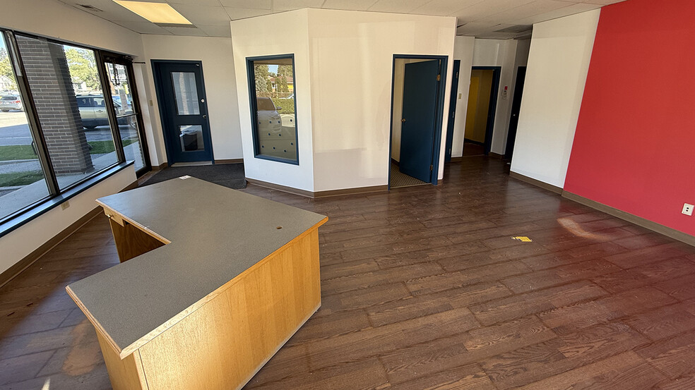 1215 Henderson Hwy, Winnipeg, MB à louer - Photo de l’immeuble – Image 3 sur 6