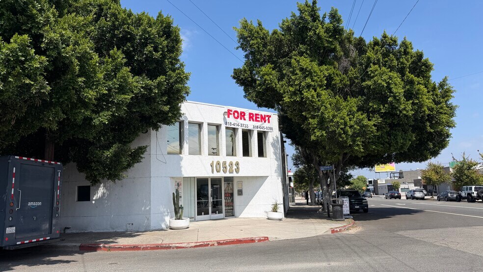 10523 Burbank Blvd, North Hollywood, CA à louer - Photo de l’immeuble – Image 1 sur 6