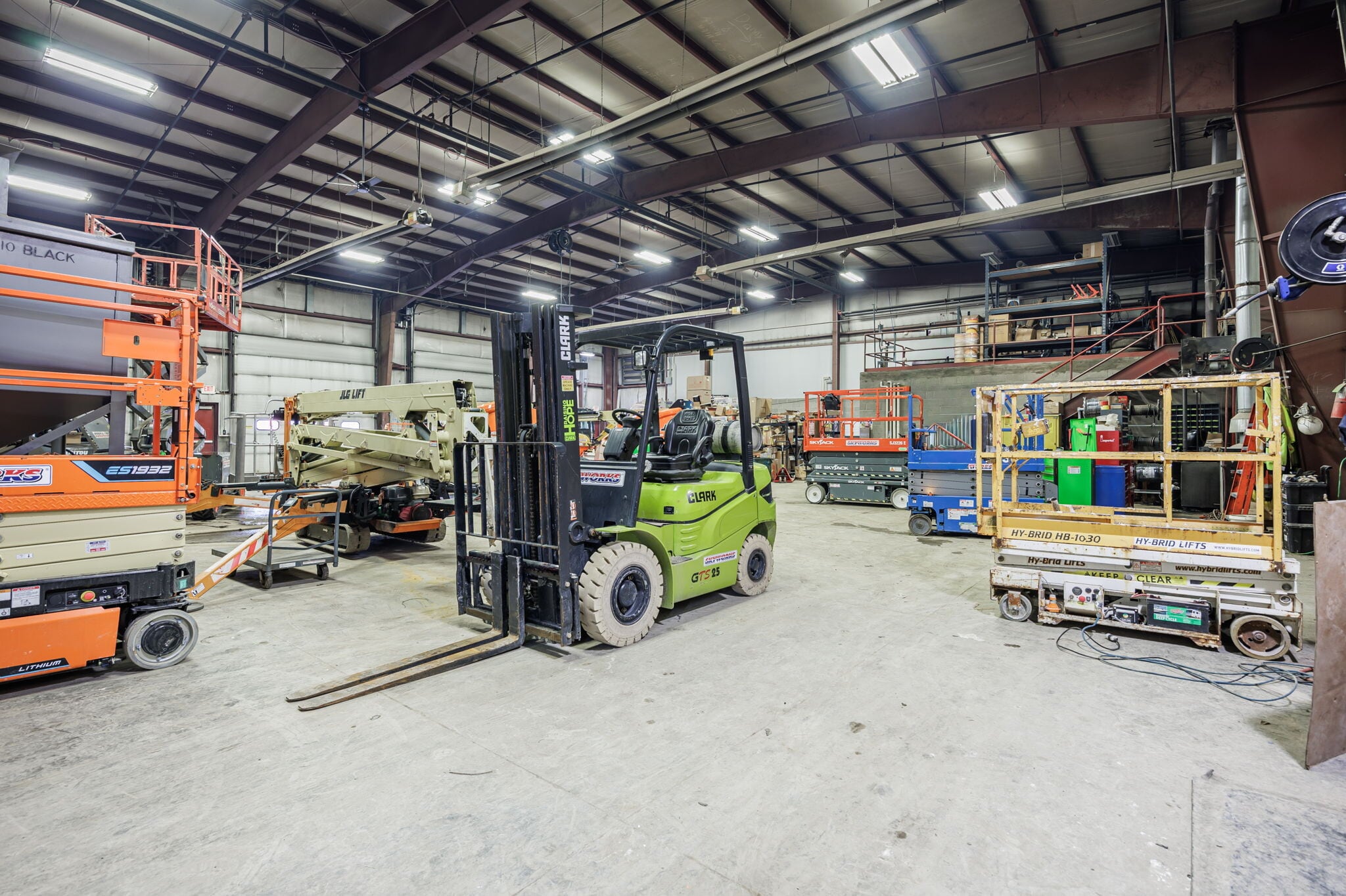 63 Pixley Industrial Pky, Rochester, NY à louer Photo de l’immeuble– Image 1 sur 2