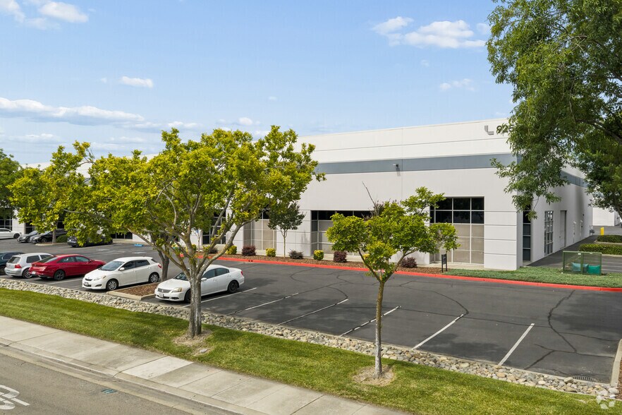 925 National Dr, Sacramento, CA à louer - Photo de l’immeuble – Image 3 sur 10