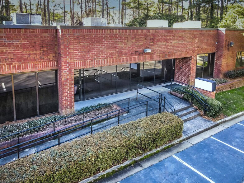 8215 Roswell Rd, Atlanta, GA à louer - Photo de l’immeuble – Image 3 sur 9