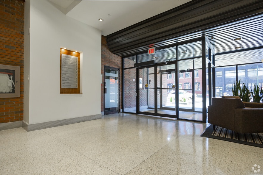602 11th Ave SW, Calgary, AB à louer - Hall d’entrée – Image 2 sur 4