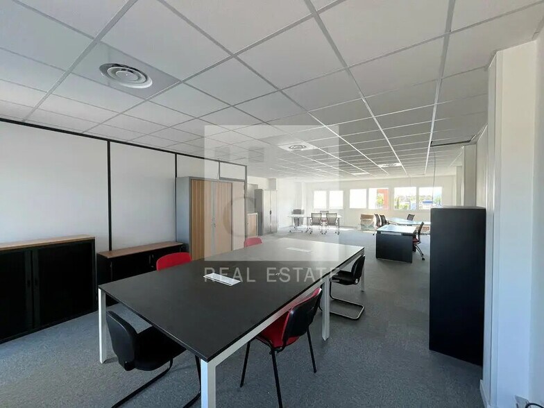 Bureau dans Décines-Charpieu à louer - Photo de l’immeuble – Image 3 sur 10