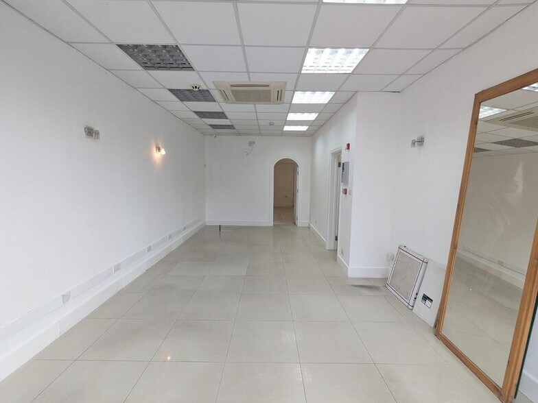 809 Harrow Rd, Londres à louer - Photo de l’immeuble – Image 3 sur 16