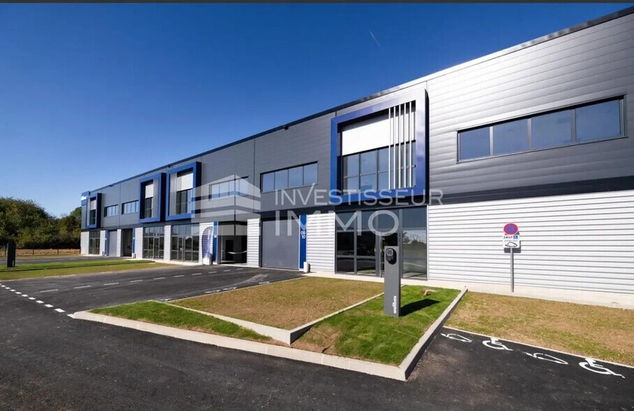 Local d’activités dans Villebon-sur-Yvette à louer - Photo de l’immeuble – Image 1 sur 4