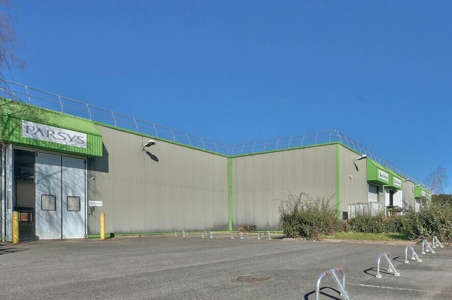 Local d’activités dans Saint-Thibault-des-Vignes à louer - Photo de l’immeuble – Image 2 sur 12