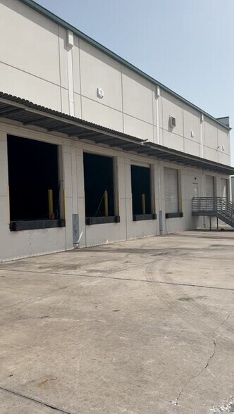 1300 E Barbours Cut Blvd, La Porte, TX à louer - Vidéo sur l’annonce professionnelle – Image 2 sur 6