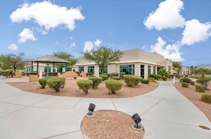 7371 Prairie Falcon Rd, Las Vegas, NV à vendre - Photo de l’immeuble – Image 2 sur 14