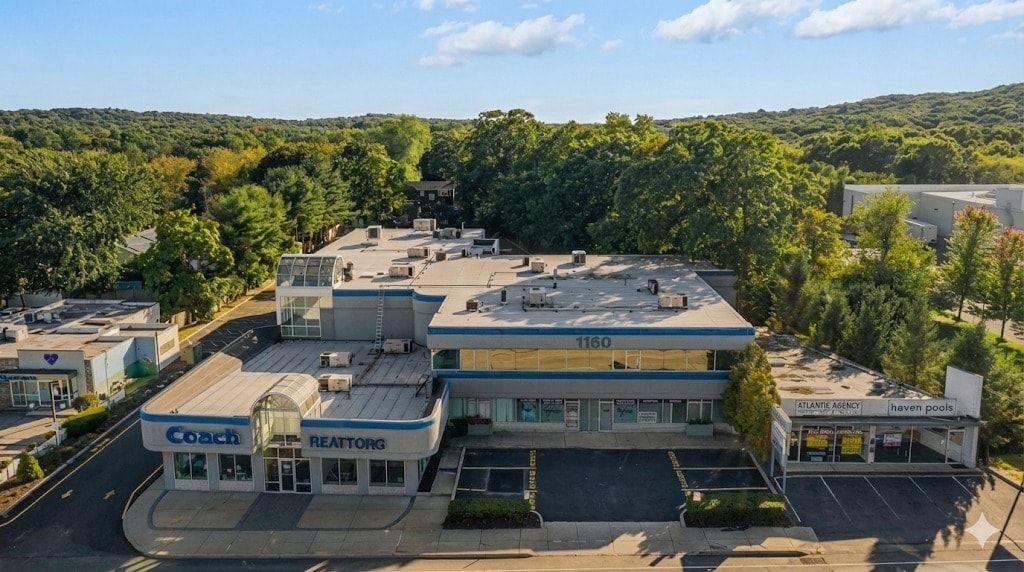 1160 E Jericho Tpke, Huntington, NY à louer Photo principale– Image 1 sur 8