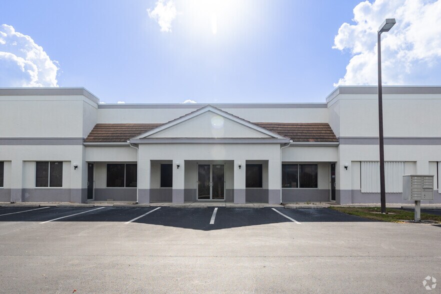 10811 Sunset Plaza Cir, Fort Myers, FL à vendre - Photo de l’immeuble – Image 3 sur 4