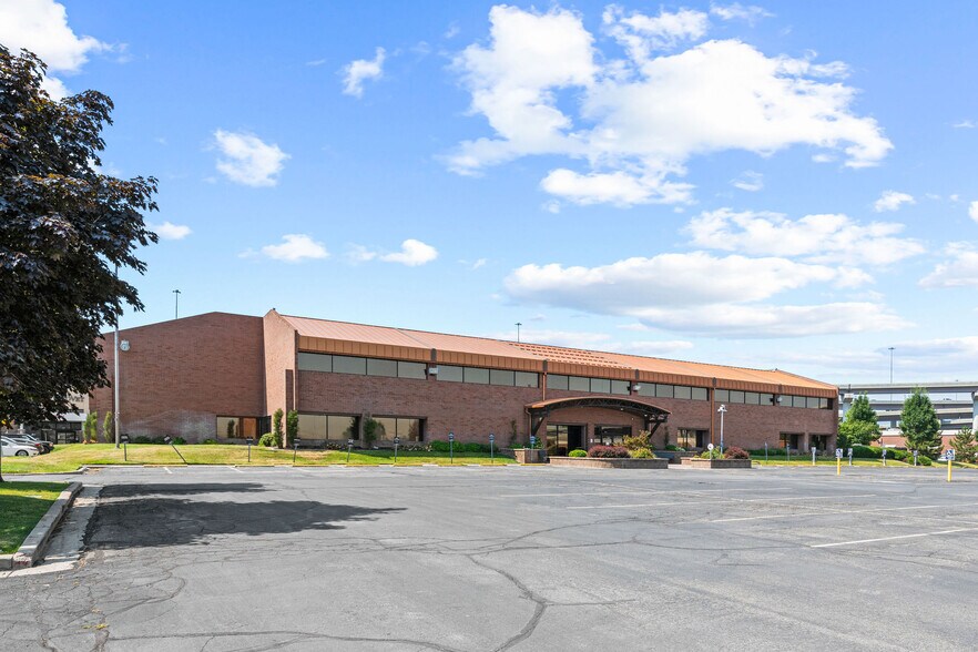 310 W Bearcat Dr, South Salt Lake, UT à louer - Photo de l’immeuble – Image 2 sur 26
