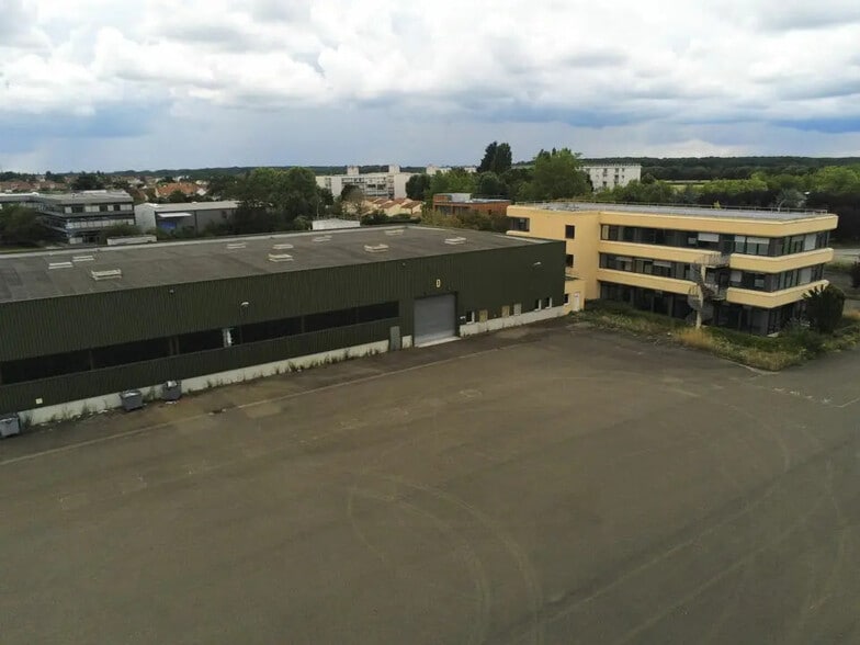 Local d'activités dans Rambouillet à vendre - Photo de l’immeuble – Image 2 sur 16