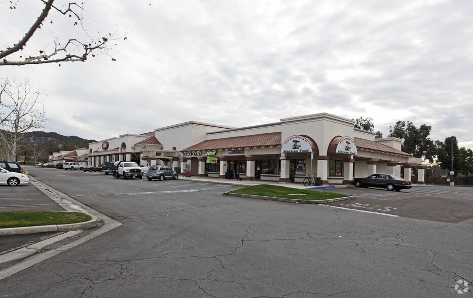 2401-2453 Valley Pky E, Escondido, CA à louer - Photo principale – Image 1 sur 8