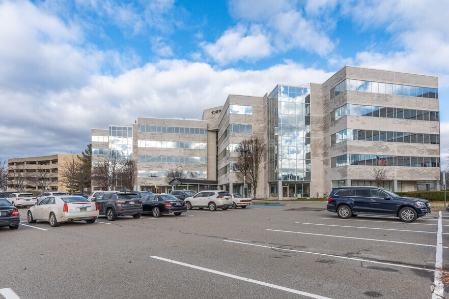 1325 Franklin Ave, Garden City, NY à louer - Photo de l’immeuble – Image 1 sur 6