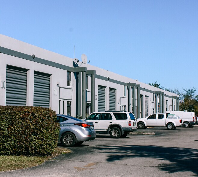 2495 W 80th St, Hialeah, FL à louer - Photo de l’immeuble – Image 2 sur 12