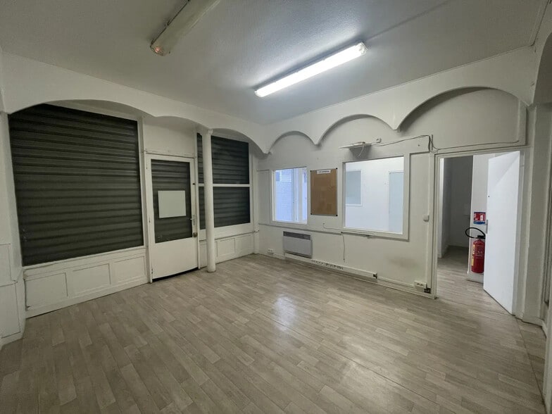 Local commercial dans Paris à louer - Photo de l’immeuble – Image 3 sur 5