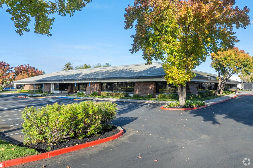 688-698 Gibraltar Ct, Milpitas, CA à louer - Photo principale – Image 1 sur 10