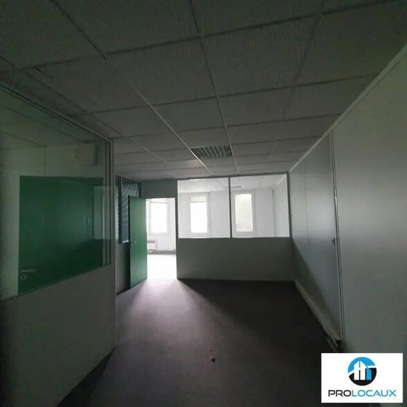 Bureau dans SAINT EGREVE à vendre - Photo de l’immeuble – Image 2 sur 12