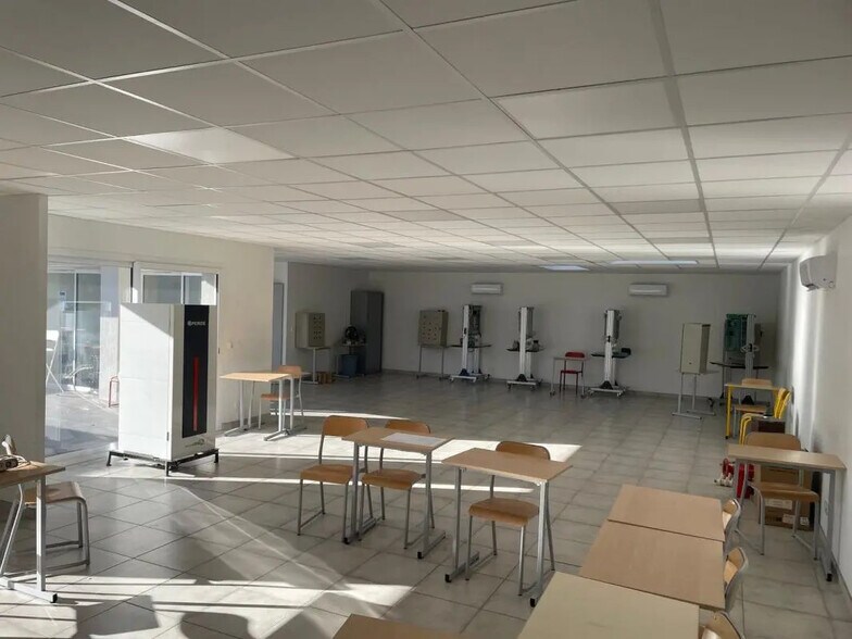 Bureau dans Solliès-Pont à louer - Photo intérieure – Image 2 sur 6