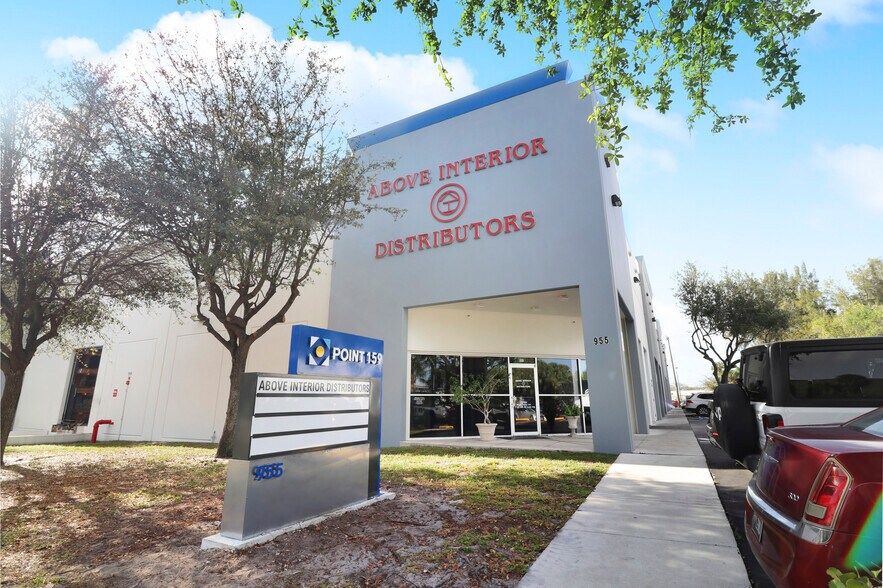 955 NW 159th Dr, Miami, FL à louer - Photo de l’immeuble – Image 3 sur 26