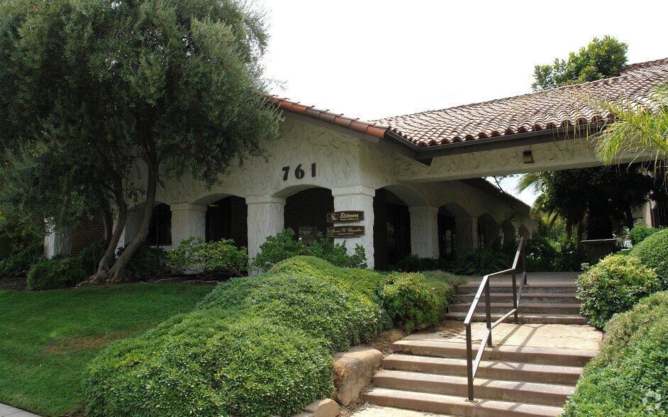 723 E Locust Ave, Fresno, CA à louer - Photo de l’immeuble – Image 2 sur 6