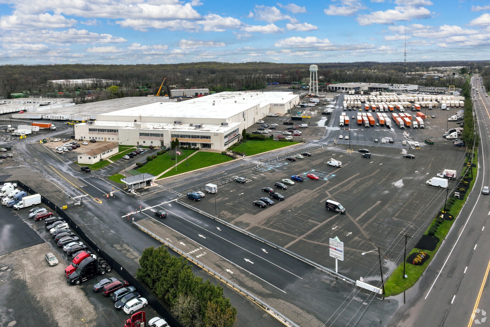 225 Lincoln Hwy, Fairless Hills, PA à louer Aérien– Image 1 sur 11