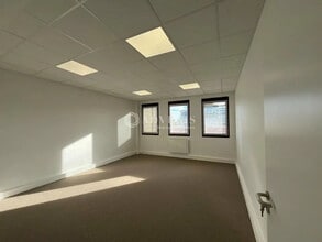 Bureau dans Montigny-le-Bretonneux à vendre Photo intérieure– Image 1 sur 6