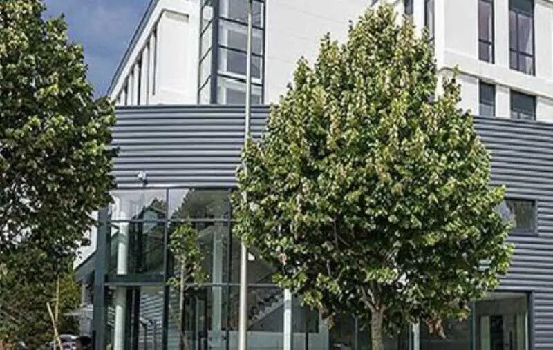 Local d’activités dans Guyancourt à louer - Photo de l’immeuble – Image 3 sur 10