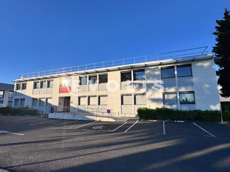884 Rue Des Mercières, Rillieux-la-Pape à louer - Photo de l’immeuble – Image 1 sur 9