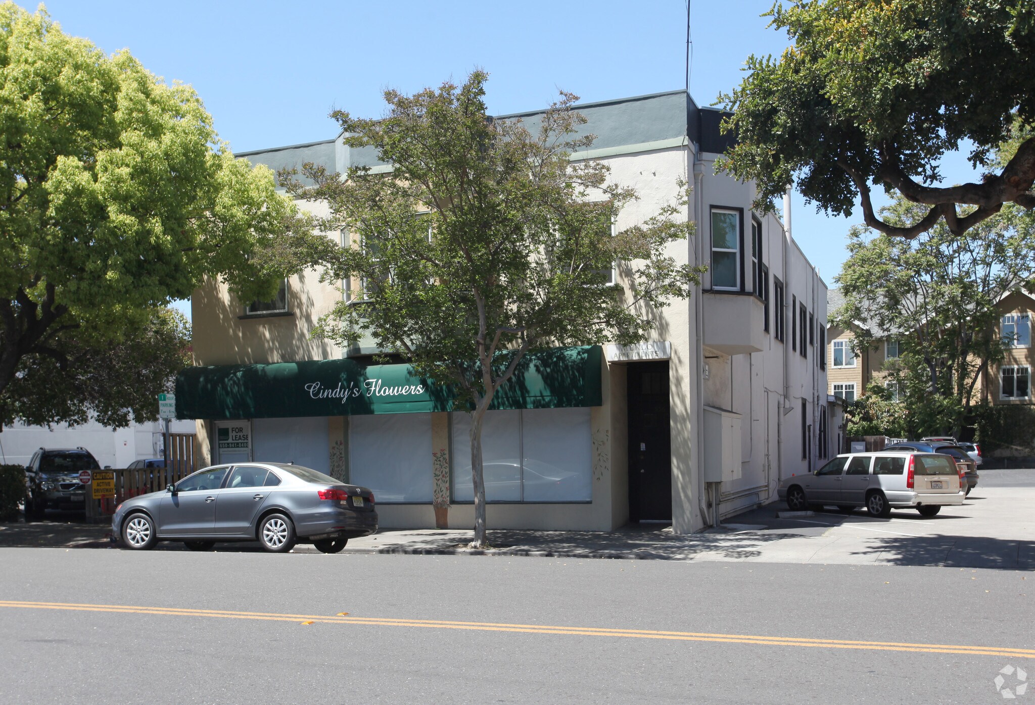 556-558 Santa Cruz Ave, Menlo Park, CA à louer Photo principale– Image 1 sur 4