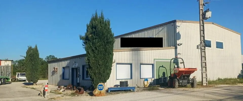 Local d'activités dans LAUDUN-L'ARDOISE à vendre Photo de l’immeuble– Image 1 sur 13