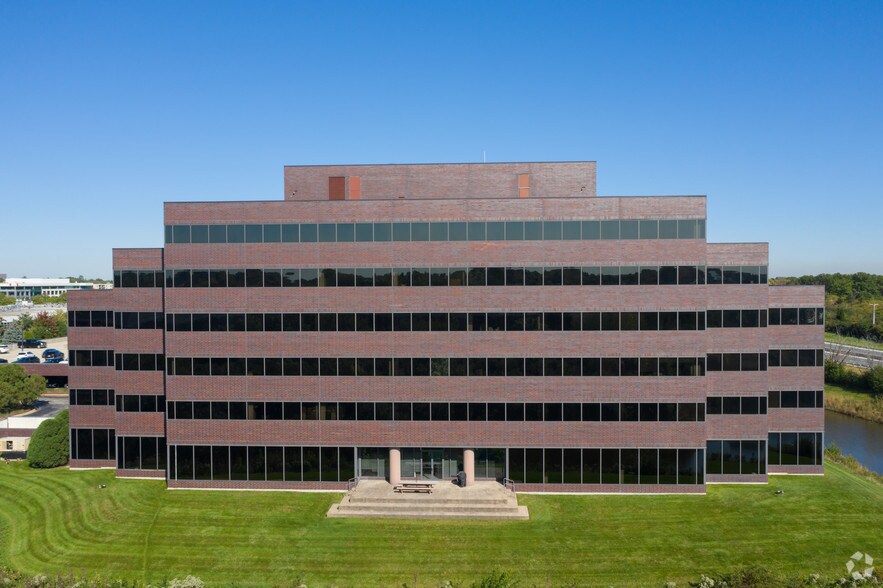 999 Oakmont Plaza Dr, Westmont, IL à louer - Photo de l’immeuble – Image 1 sur 16