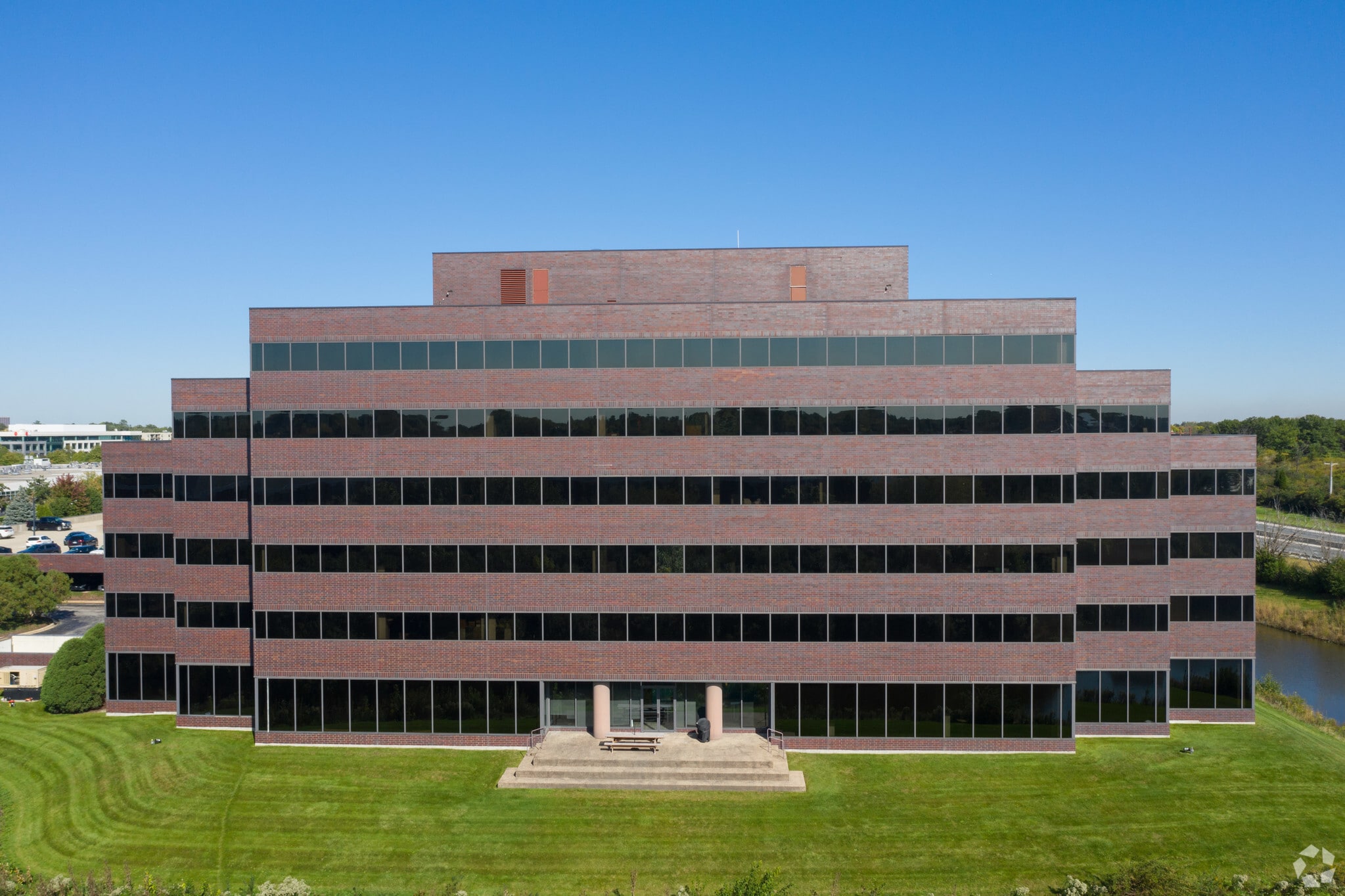 999 Oakmont Plaza Dr, Westmont, IL à louer Photo de l’immeuble– Image 1 sur 17
