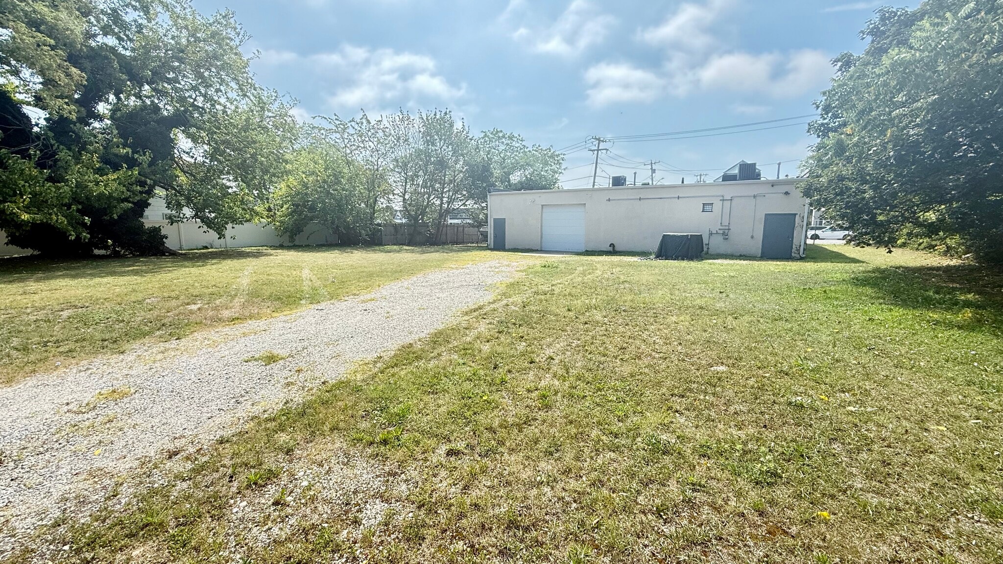 873 Montauk Hwy, Copiague, NY à louer Photo de l’immeuble– Image 1 sur 6