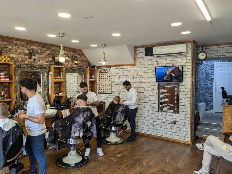 35 Woodbridge Hl, Guildford à vendre - Photo de l’immeuble – Image 2 sur 3