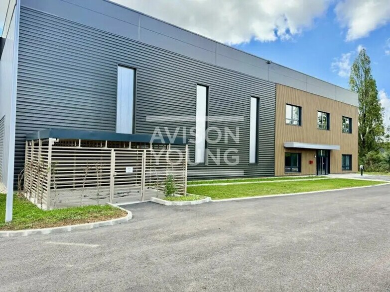 Local d’activités dans Trappes à louer - Photo de l’immeuble – Image 2 sur 9