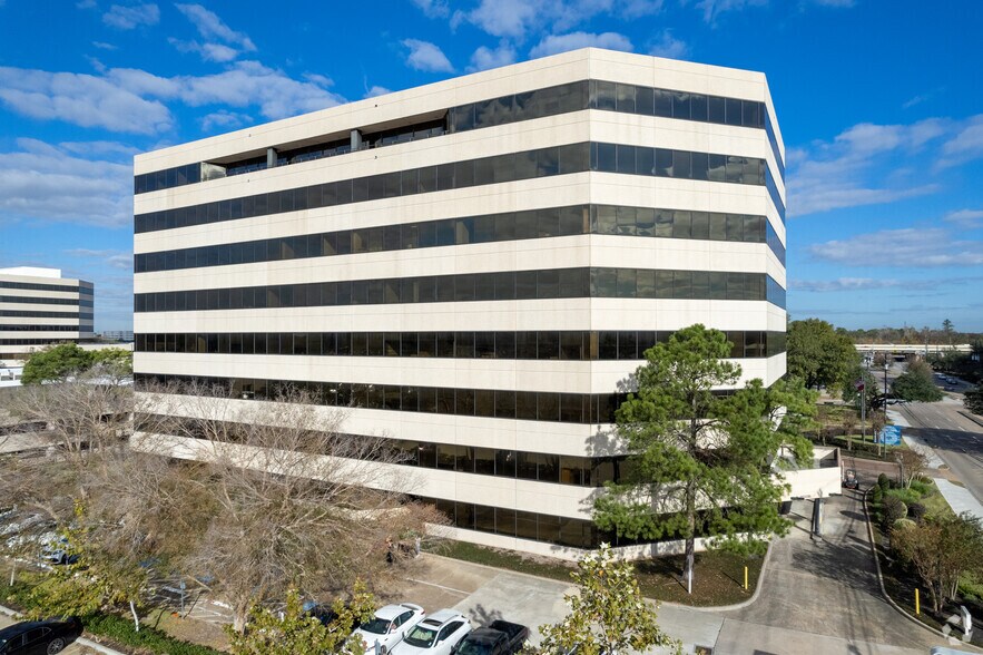 14701 St. Marys Ln, Houston, TX à louer - Photo de l’immeuble – Image 2 sur 40