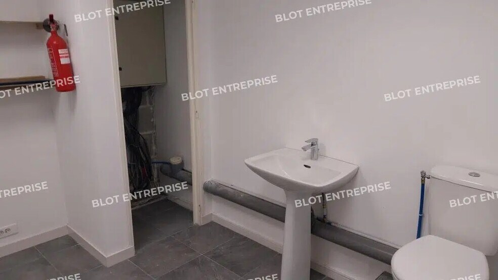 Local d’activités dans Saint-Alban à louer - Photo de l’immeuble – Image 2 sur 3