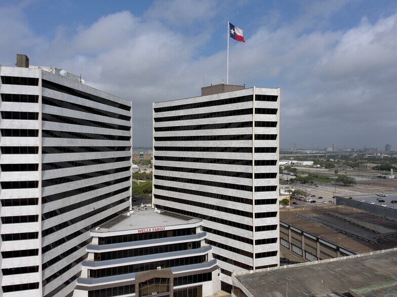 555 N Carancahua St, Corpus Christi, TX à louer - Photo de l’immeuble – Image 2 sur 18