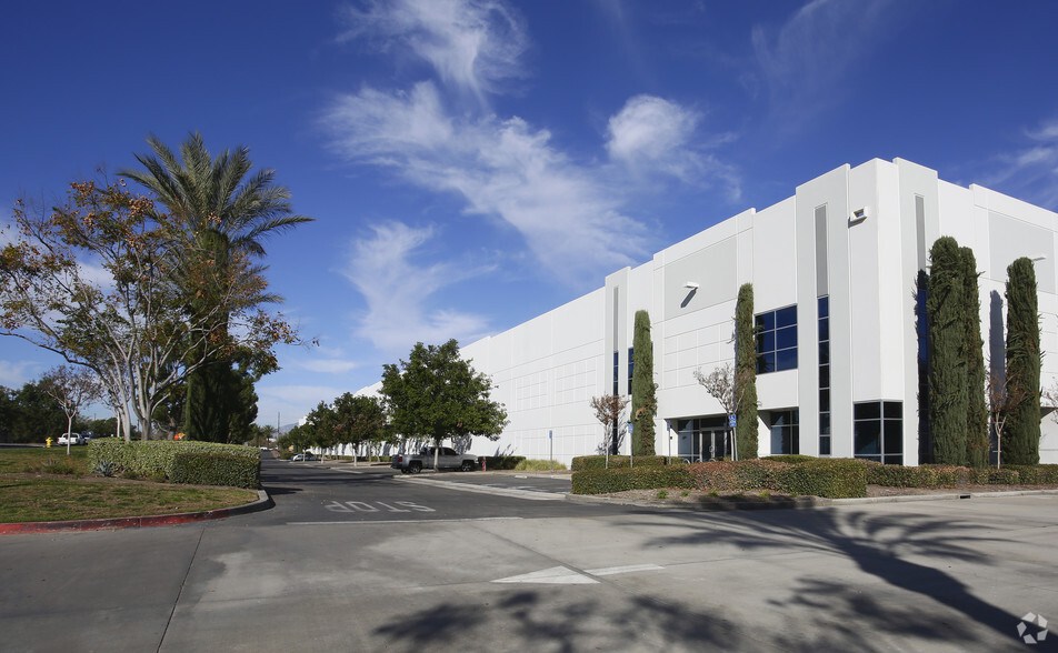 12215 Holly St, Riverside, CA à louer - Photo de l’immeuble – Image 3 sur 5