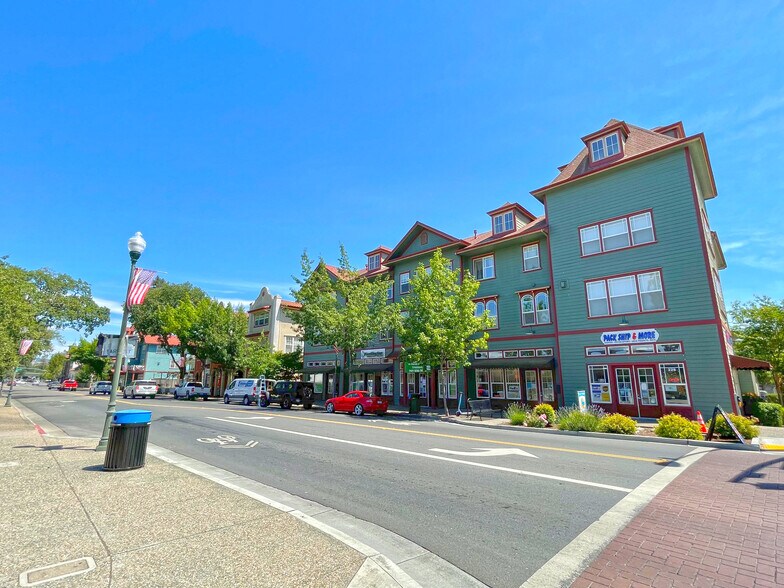 220 Windsor River Rd, Windsor, CA à vendre - Photo de l’immeuble – Image 1 sur 6