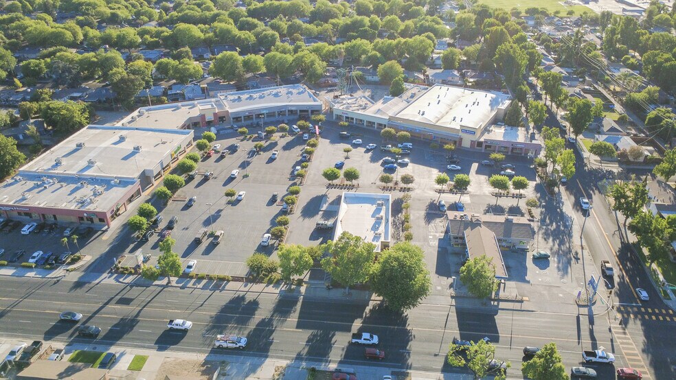 2001-2055 Tully Rd, Modesto, CA à louer - Photo de l’immeuble – Image 2 sur 5
