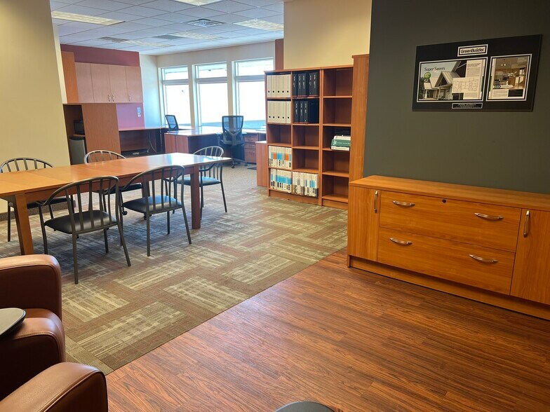 215 N 2nd St, River Falls, WI à louer - Photo de l’immeuble – Image 1 sur 8