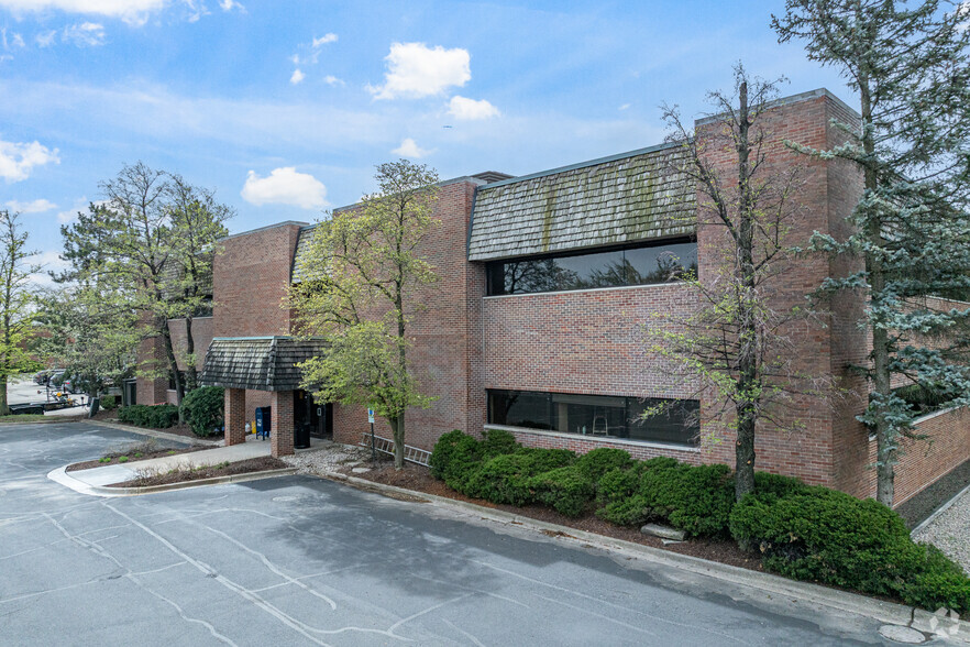 333 W Chestnut St, Hinsdale, IL à louer - Photo de l’immeuble – Image 2 sur 5