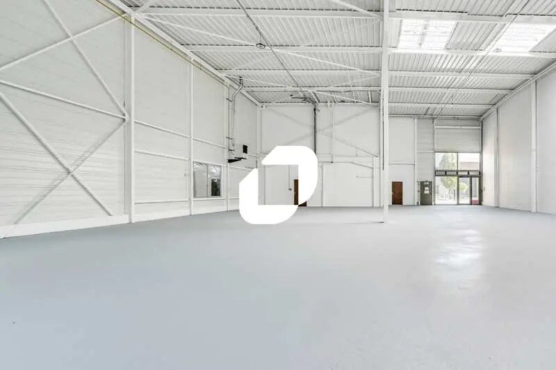 Local d’activités dans Le Blanc-Mesnil à louer - Photo de l’immeuble – Image 1 sur 26