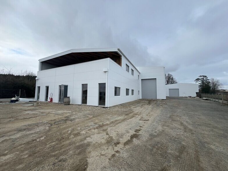 Local d’activités dans Bassens à louer - Photo de l’immeuble – Image 1 sur 10