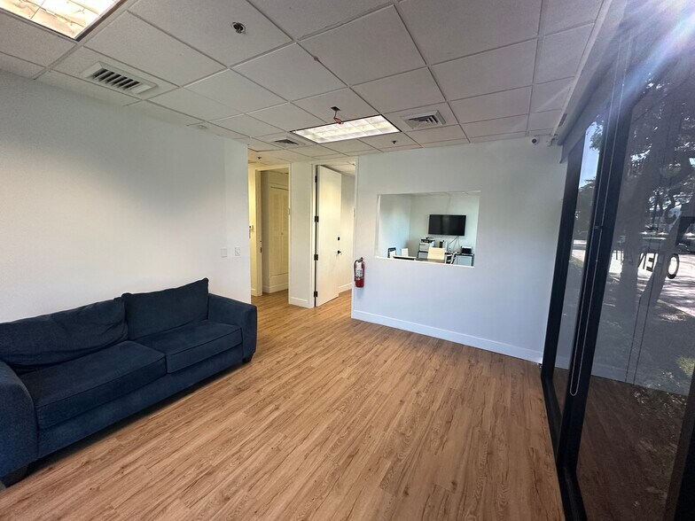 943 Clint Moore Rd, Boca Raton, FL à vendre - Photo de l’immeuble – Image 3 sur 10